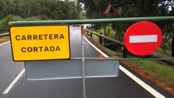 Skilt med carretera cortada. Godt norsk: Ikke kjør her.