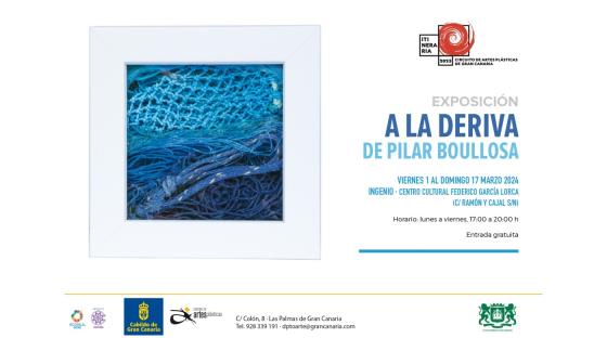 Bilde fra utstillingen med nett og annet skrap fra havet farget i forskjellinge blåtoner montert slik at man ser et hav.