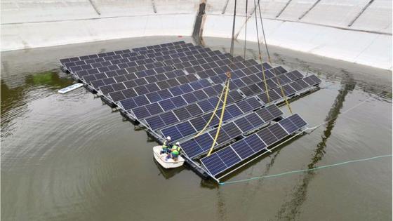 Flytende solceller installeres i vannreservoar på Kanariøyene.