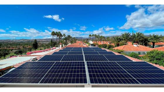 Solceller på tak i Playa del Inglés på Gran Canaria.