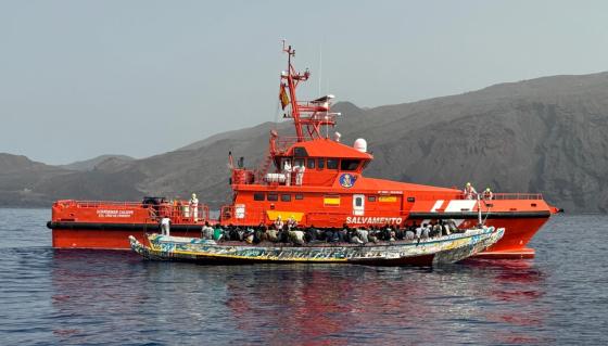 Langkano og redningsbåt ved El Hierro.