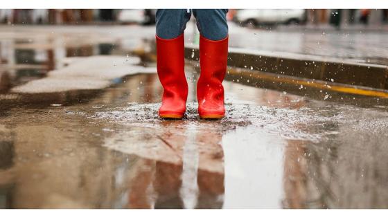 Røde gummistøvler gate regn