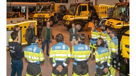 Flerbruksbiler Mercedes Unimog 427 i brannberedskap.