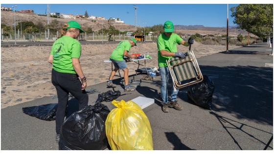 Frivillige rydder søppel i Maspalomas