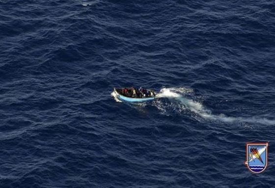 Åpen trebåt med migranter og flyktninger på vei mot Kanariøyene. 