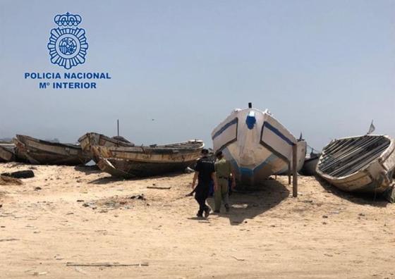 Langkanoer på en strand i Mauritania. 