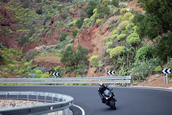 På Gran Canaria vrimler det av motorsykler på veiene i helgene. 