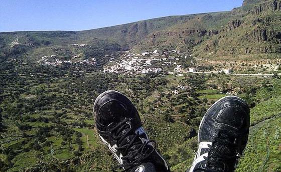 Joggesko i friluft med utsikt over fjellheimen på Gran Canaria.