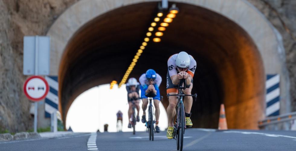 Konkurrerende syklister på vei ut av en kort tunnel