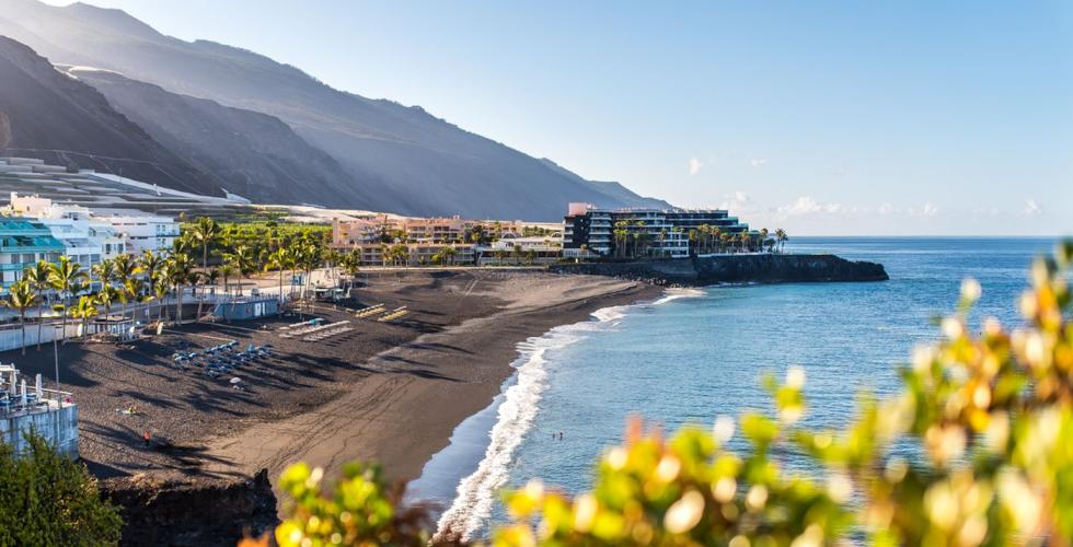 Vulkanstengt hotell i Puerto Naos på La Palma er gjenåpnet. 