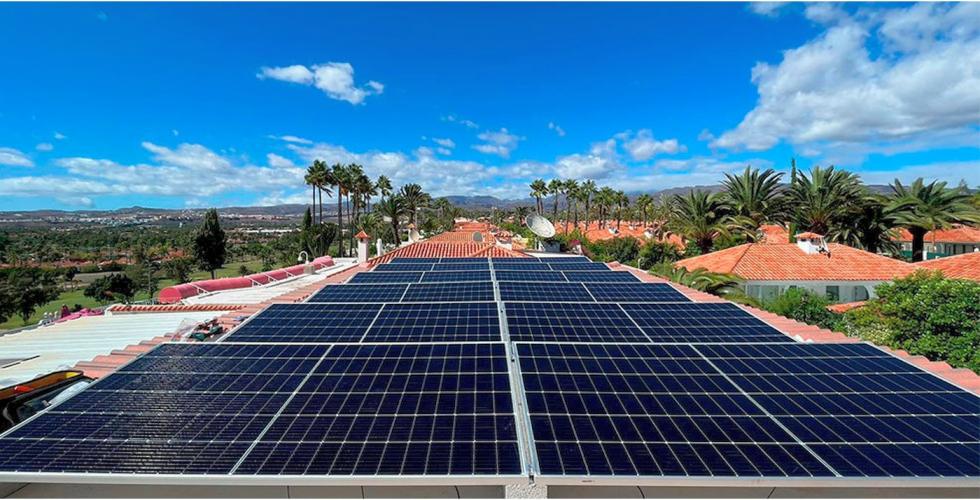 Solceller på tak i Playa del Inglés på Gran Canaria.