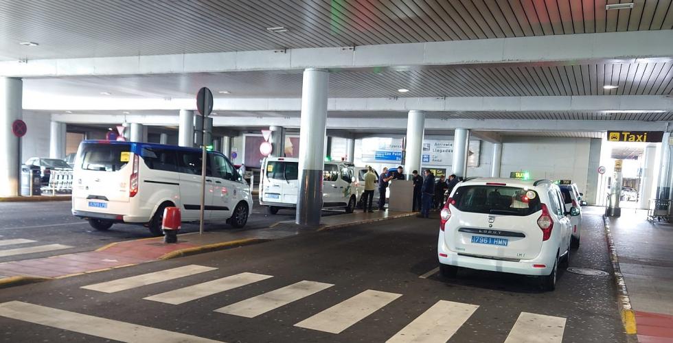 Taxiholdeplass på flyplass.