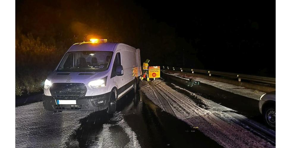 Trafikkbetjent, patruljebil og skilt med teksten stengt vei.