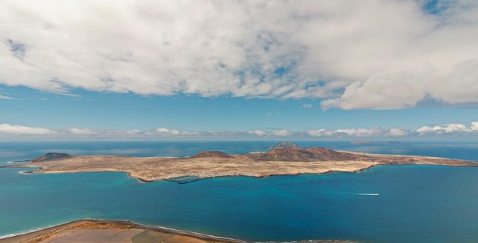 Båten av patera-typen nærmet seg kysten av La Graciosa da den ble møtt av en båt fra sjøredningstjenesten.