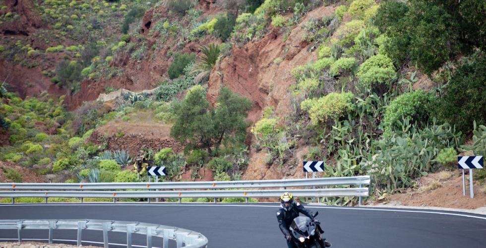 På Gran Canaria vrimler det av motorsykler på veiene i helgene. 